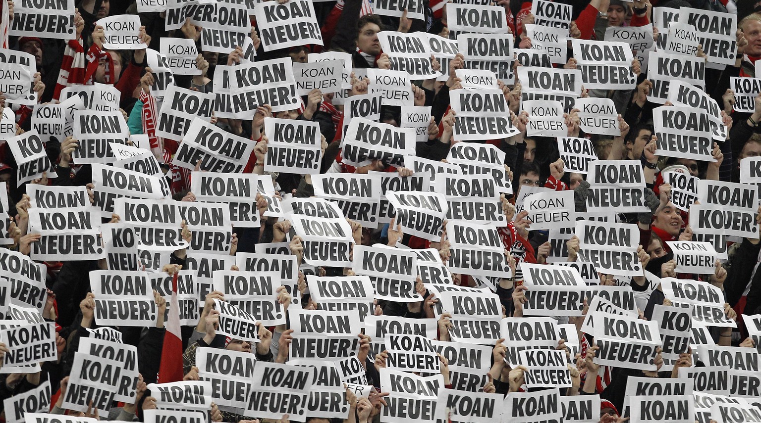 (GERMANY OUT) Germany Bavaria Munich - DFB Cup, season 2010-2011, semi-final, FC Bayern Muenchen v FC Schalke 04 0:1 - Bayern supporters presenting signs reading &#039;Koan Neuer&#039; (no Neuer): pro ...