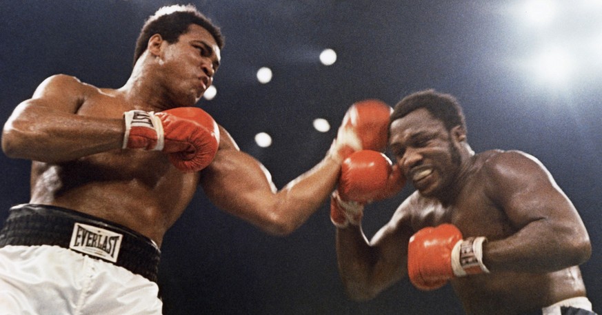 ARCHIV: Muhammad Ali, left, and Joe Frazier are shown in action in the 12-round non-title fight that took place at Madison Square Garden in New York (Foto vom 28.01.74). Der fruehere Schwergewichts-We ...