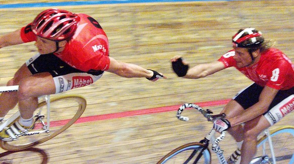 Kurt Betschart (l.) wird von Bruno Risi auf die Runde geschickt waehrend der 200-Runden-Americaine beim Zuercher Sechstagerennen am Dienstag, 30. November 1999 im Zuercher Hallenstadtion. Das Schweize ...