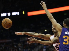 Sefolosha passt den Ball an Phoenix' Wright vorbei.