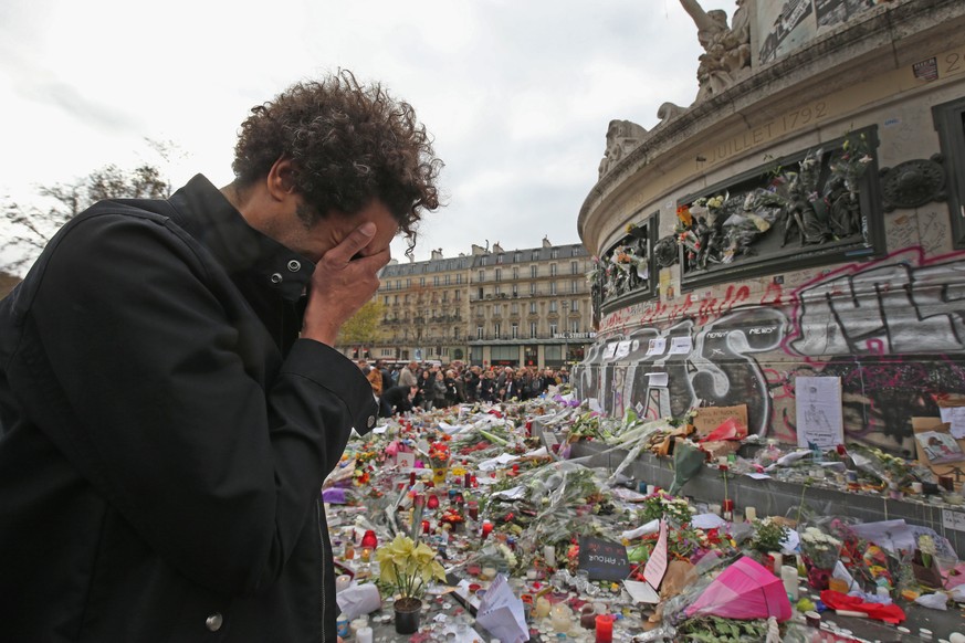 Symbolbild: Ein Mann weint am Place de la République während der Schweigeminute am 16. November.