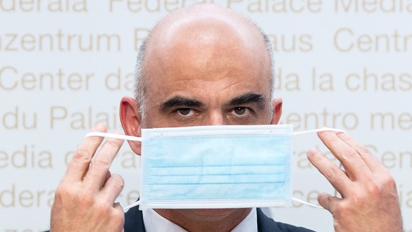 Bundesrat Alain Berset spricht an einer Medienkonferenz zu Covid 19 Massnahmen, am Freitag, 17. Dezember 2021, in Bern. (KEYSTONE/Peter Schneider)