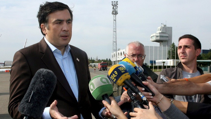 epa01493929 Georgian President Mikheil Saakashvili speaks during his press conference in Tbilisi airport, Georgia, before his departure to the US on 19 September 2008. US Secretary of State Condoleezz ...