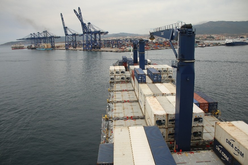 Schliesslich legen wir im Hafen von Algeciras an – und ich habe zum ersten Mal seit zwei Jahren wieder europäischen Boden unter den Füssen. Juchhe!