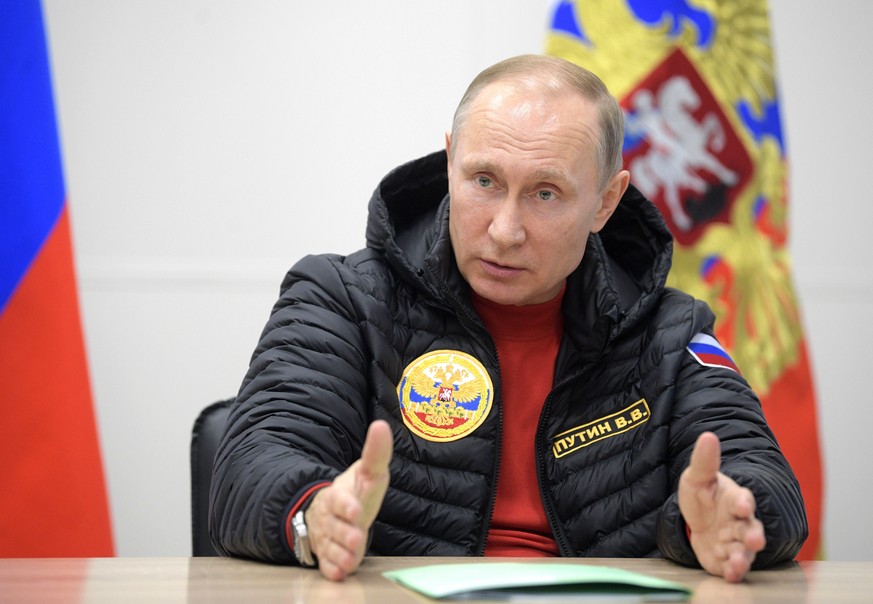 epa05877832 Russian President Vladimir Putin speaks at a meeting on integrated development of the Arctic, while visiting Alexandra Land in the Franz Josef Land Archipelago, Arkhangelsk region, Russia, ...