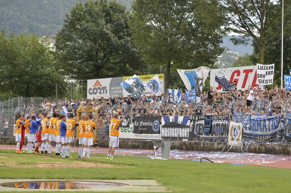 23.07.2016; Lugano; Fussball Super League - FC Lugano - FC Luzern;
Die FC Luzern Spieler jubeln nach dem Schlusspfiff mit den mitgereisten Fans
(Martin Meienberger/freshfocus)