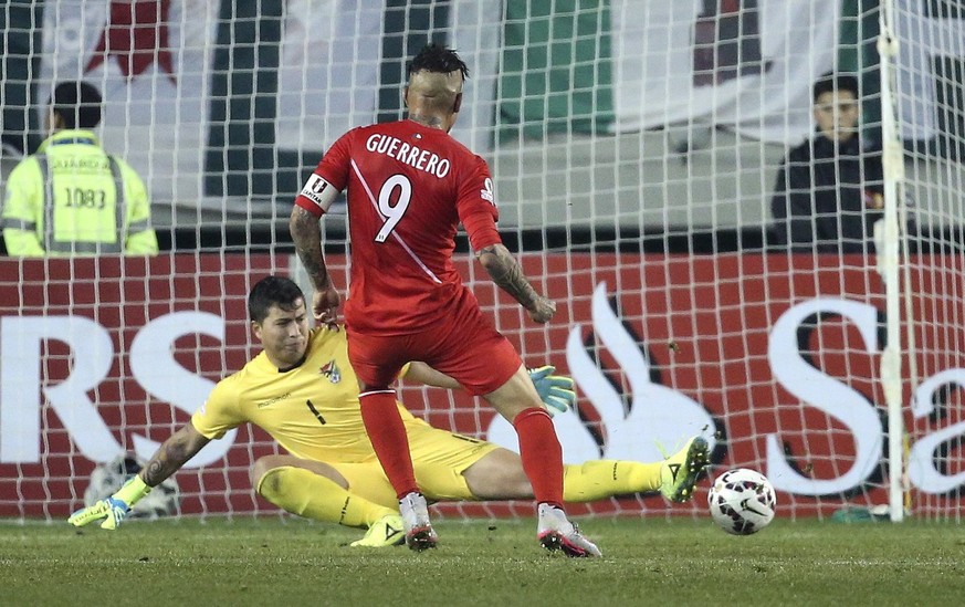 Hier macht Guerrero seinen Hattrick perfekt: Dritter Treffer für Peru gegen Bolivien.&nbsp;