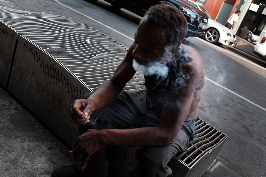 «Zu 100 Prozent gefährlich»: Ein Mann raucht synthetisches Cannabis in New York.