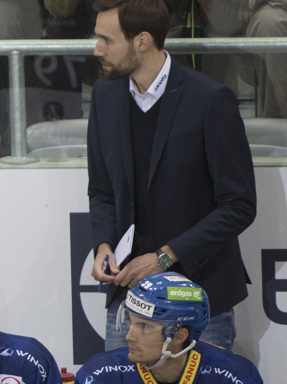 Biels Head Coach Mike McNamara, links, und sein Assistent Thomas Zamboni, rechts, im Eishockey Meisterschaftsspiel der National League A zwischen dem EHC Biel und den ZSC Lions, am Samstag, 3. Dezembe ...