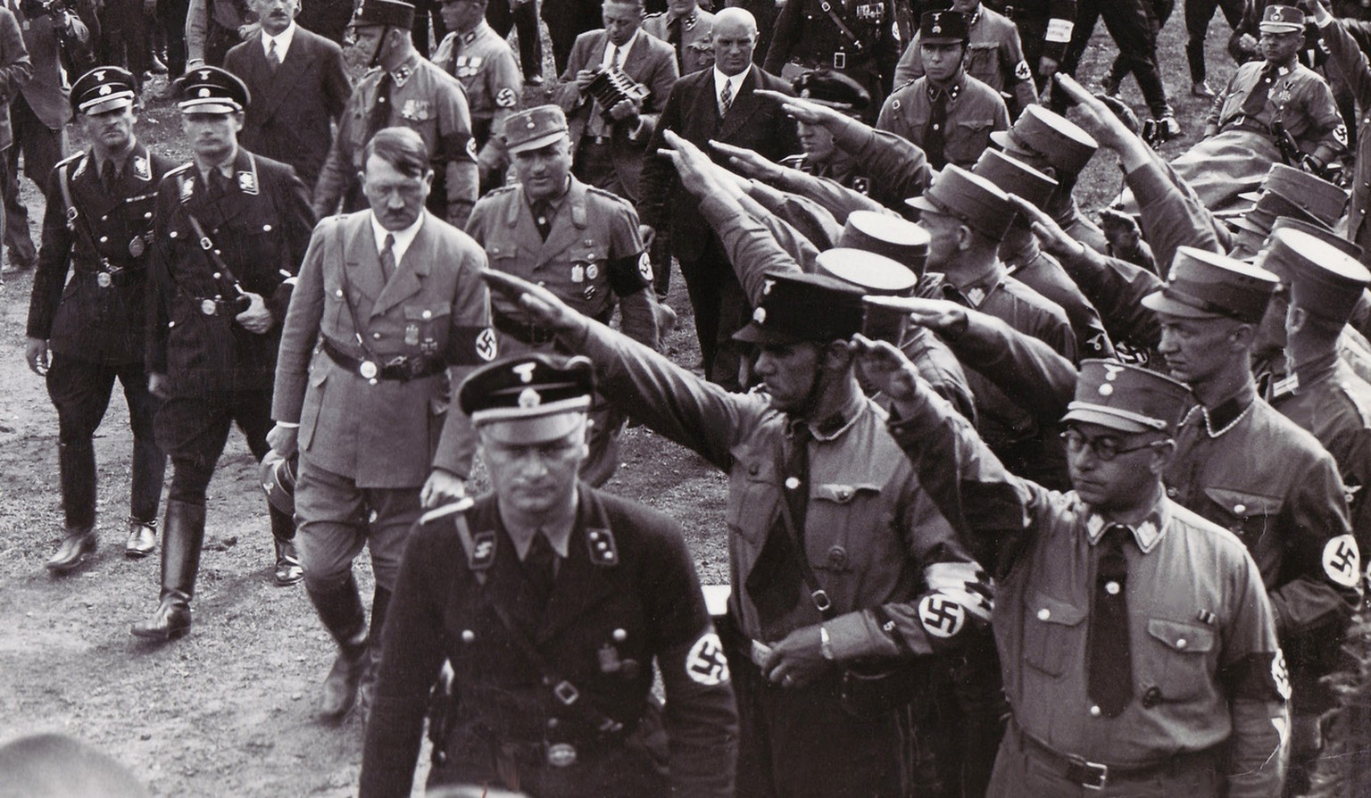 **ARCHIV**Adolf Hitler, 3. von links, bei der Ankunft auf der Zeppelinwiese in Nuernberg am 2. Sept. 1933. Am 30. Januar 2008 jaehrt sich zum 75. Mal die Machtuebernahme des Diktators. (AP Photo/file)