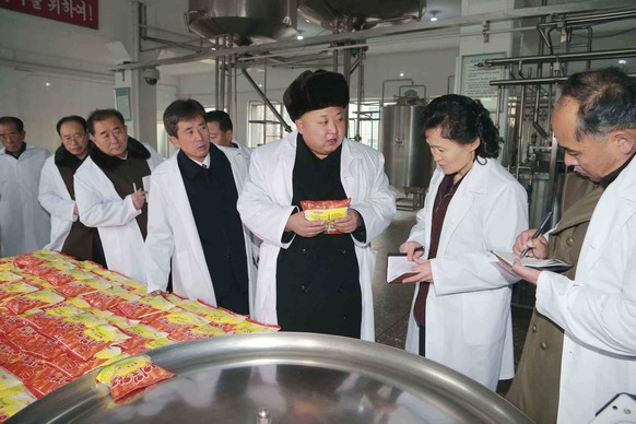 Kim Jong Un besichtigt eine Fabrik, in der Nudeln hergestellt werden. Qualitätskontrolle war dem Führer immer wichtig. Gemäss Augenzeugen soll er 90 Minuten Nudeln degustiert haben.&nbsp;