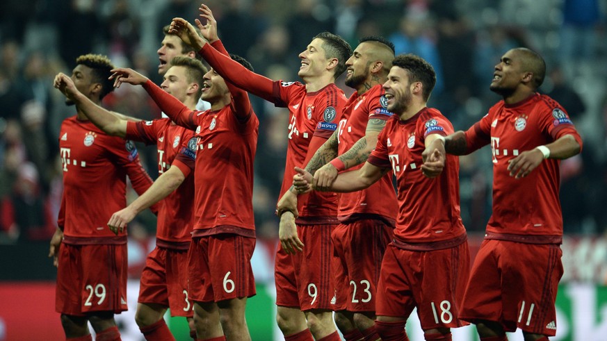 Den Kopf nochmals aus der Schlinge gezogen: Die Bayern-Spieler feiern das Weiterkommen.