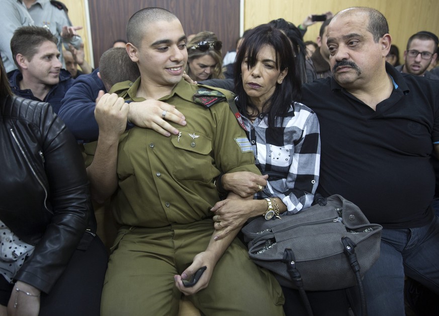 epa05697099 Israeli solider Sgt. Elor Azaria (C) waits with his parents for the verdict inside the military court in Tel Aviv, Israel, 04 January 2017. Azaria waits for his verdict in a trial for fata ...