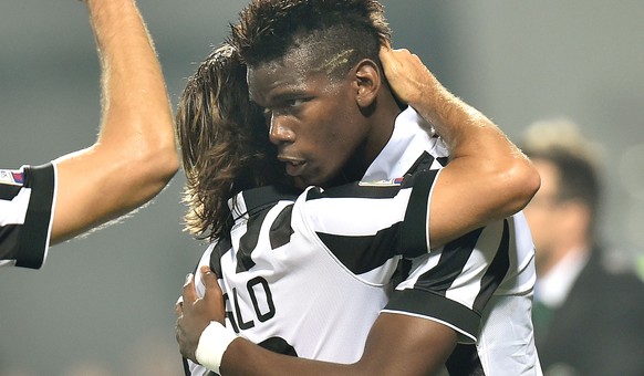 Paul Pogba umarmt Andrea Pirlo, einen seiner Mentoren.