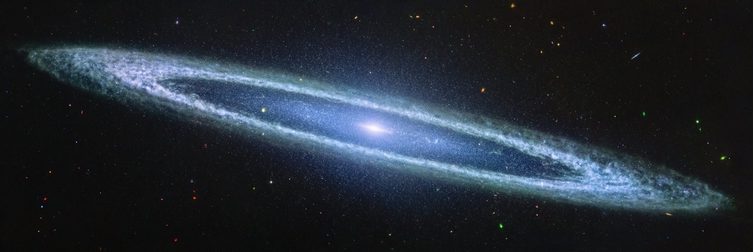 Nachrichten Linkding Also known as the Sombrero galaxy, M104 looks a bit more hat-like in Hubble's visible-light image, which showcases its prominent glowing core.