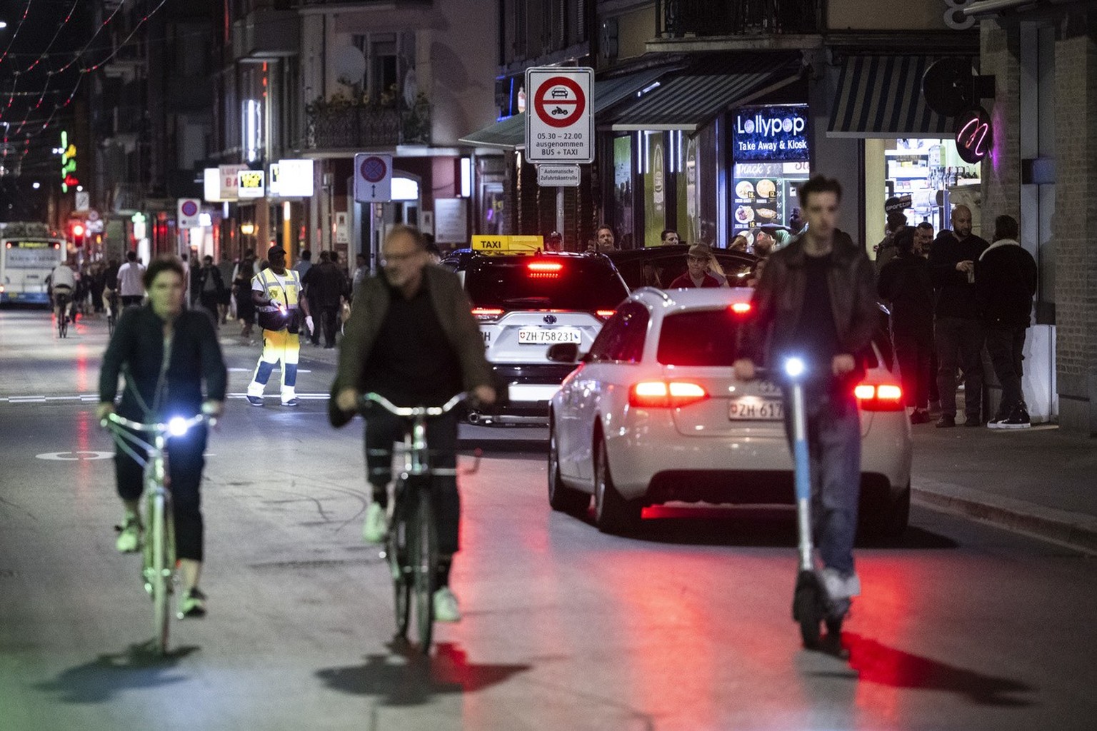Nachrichten Linkding Menschen bewegen sich auf der Langstrasse in Zuerich, aufgenommen am Samstag, 30. September 2023. Ab November 2023 wird die Langstrasse tagsueber autofrei. Zwischen Militaerstrasse und Helvetiaplatz d ...