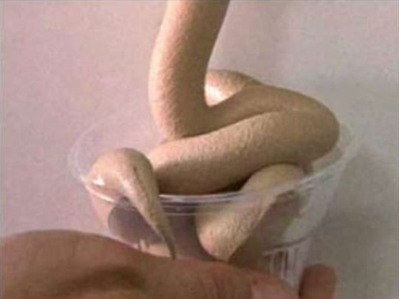 Ich weiss auch nicht, was ein Schoko-Tässchen mit Porno zu tun haben soll. 