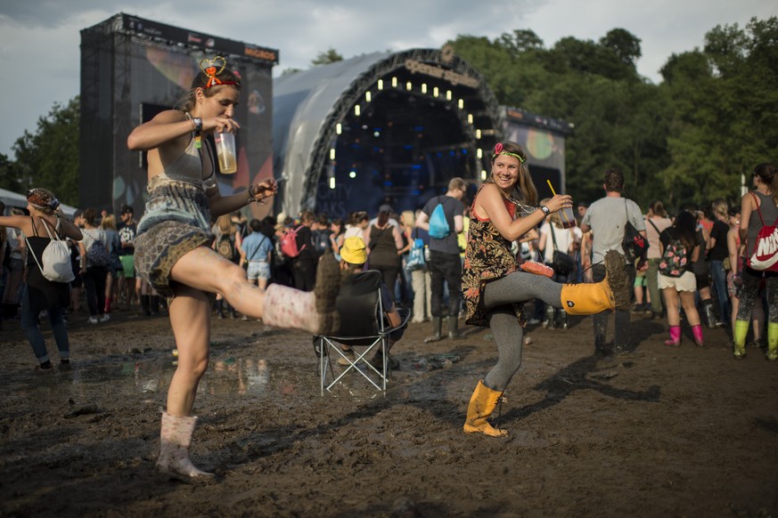 People enjoy the concert of the Band Mighty Oaks during the music festival Openair St. Gallen, on Saturday, June 27, 2015, in St. Gallen, Switzerland. The event runs until June 28. (KEYSTONE/Ennio Lea ...