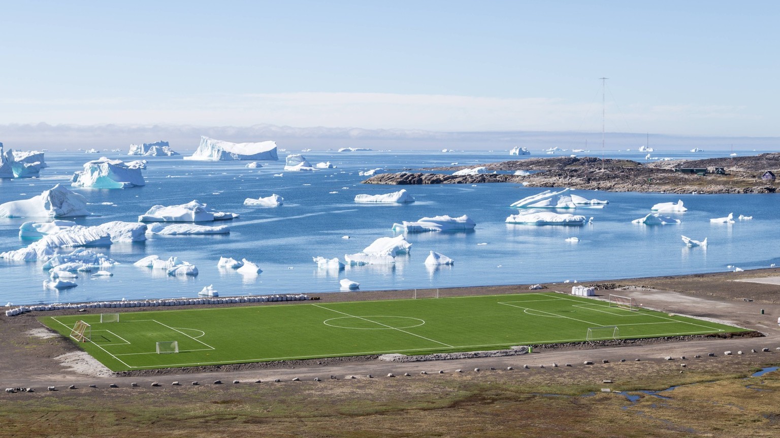 Nachrichten Linkding Soccer Field in Qeqertarsuaq, Greenland Qeqertarsuaq, Greenland - July 6, 2018: The local soccer field with icebergs in the background LicenseRF 16783065 Copyright: xZoonar.com/OliverxFoerstnerx 16783 ...