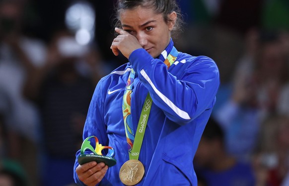 epa05463165 Majlinda Kelmendi of Kosovo wipes away a tear after receving her gold medal in the women&#039;s -52kg bout of the Rio 2016 Olympic Games Judo events at the Carioca Arena 2 in the Olympic P ...