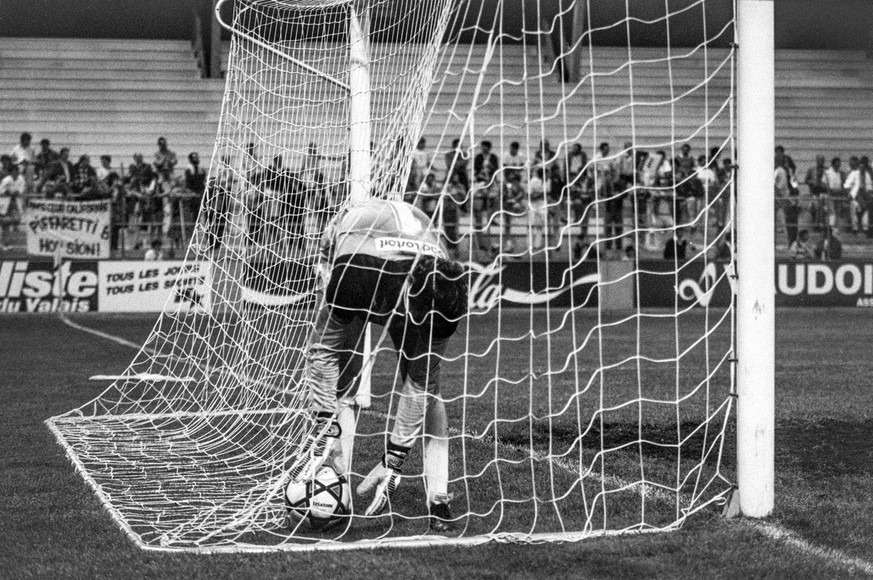 7. Mai 1988: FCZ-Goalie Stefan Knutti holt beim 1:6 in Sion den Ball aus dem Netz. Der Abstieg war da bereits besiegelt.