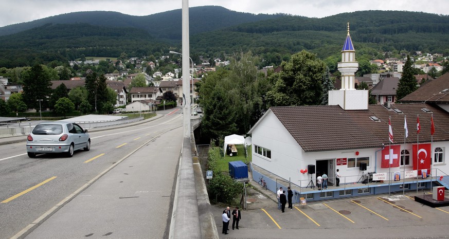 In Wangen bei Olten steht seit 2009 ein mit Gold verziertes blaues Minarett.