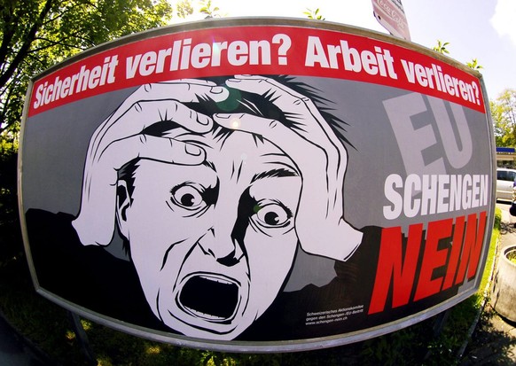 Plakat zur Volksabstimmung Schengen - Dublin, aufgenommenn in Zuerich am Dienstag, 17. Mai 2005. (KEYSTONE/Walter Bieri)