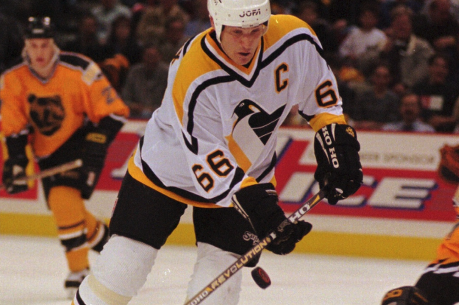 Nachrichten Linkding Pittsburgh Penguins' Mario Lemieux, left, takes the puck past the Boston Bruins' Ray Bourque during first period action of the game in Pittsburgh, Pa. Tuesday, April 8, 1997. The last home g ...