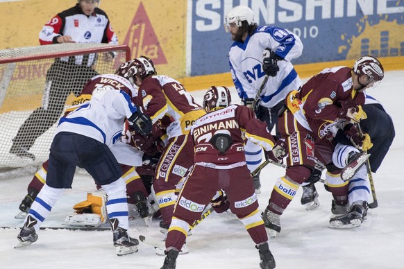 Ein Gerangel vor dem Tor fuert zum 2:2 Ausgleich der Zuger beim Eishockey Meisterschaftsspiel zwischen dem EV Zug und Geneve Servette HC vom Montag, 2. Januar 2017, in Zug. (KEYSTONE/Urs Flueeler)