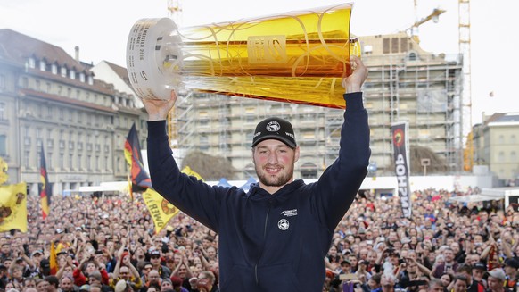 SCB Spieler Tristan Scherwey haelt den Meisterpokal hoch, bei der Meisterfeier des SCB am Samstag, 16. April 2016 auf dem Bundesplatz in Bern. (KEYSTONE/Peter Klaunzer)