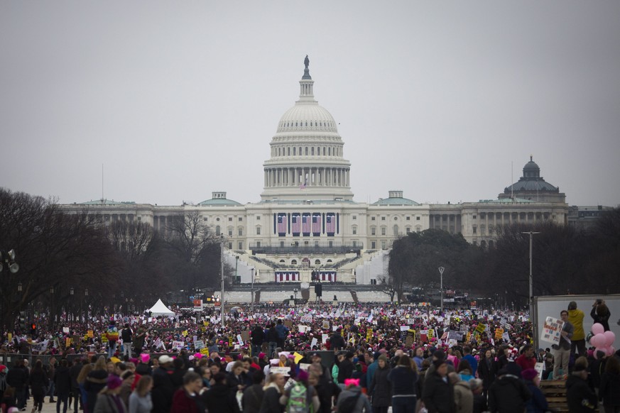 epa05739145 People arrive on the mall for the Million Woman March in Washington, DC, USA, 21 January 2017. Protest rallies were held in over 30 countries around the world in solidarity with the Women& ...