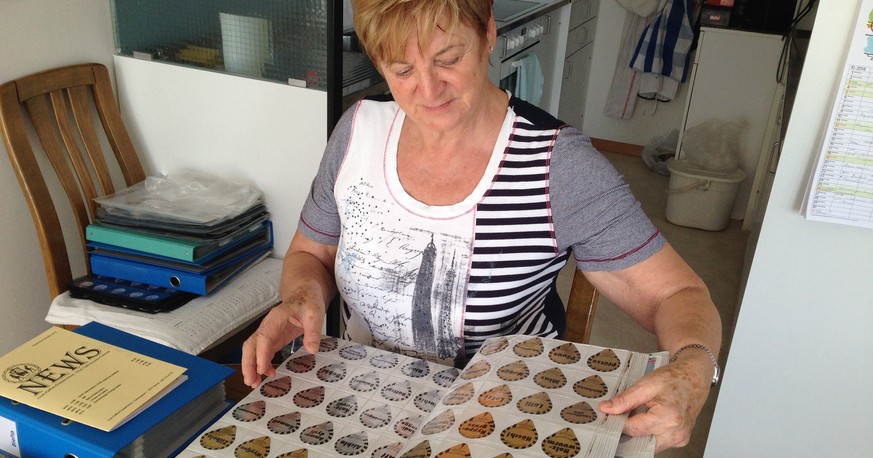 Margrit Gräubs Leidenschaft für die Kaffeerahmdeckeli entfachte, als sie die Sammlung ihrer Tochter vor 30 Jahren übernahm.