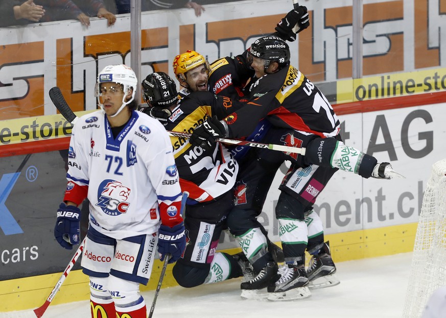 Berns Topscorer Mark Arcobello, hinten Mitte, jubelt mit seinen Teamkollegen Simon Moser, links, und Ryan Lasch, rechts, nach seinem Tor zum 2-2, im Eishockey Meisterschaftsspiel der National League A ...