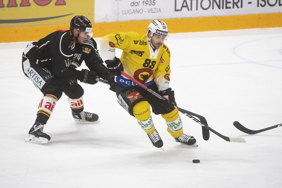 Lugano&#039;?s player Jani Lajunen and Bern&#039;s player Inti Pestoni, from left, fight for the puck, during the preliminary round game of the National League between HC Lugano and SC Bern, at the ic ...