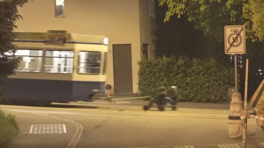 Keine gute Idee: Waghalsige auf Gokarts lassen sich vom Tram die&nbsp;Zürichbergstrasse hochziehen.&nbsp;