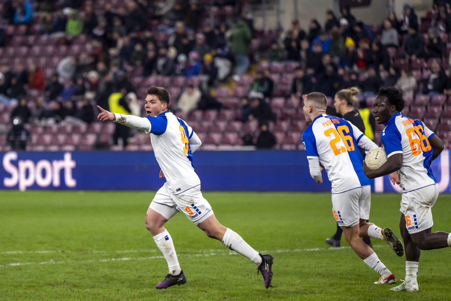 Nachrichten Linkding Nikolas Muci (GC), gauche, Maksim Paskotsi (GC), centre, Nestory Irankunda (GC), droite, laissent eclater leur joie, lors de la rencontre de football de Swiss Super League entre le Servette FC, SFC, e ...