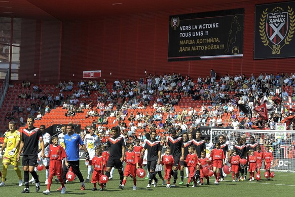 Les joueur neuchatelois et sedunois entrent sur le terrain lors de la rencontre de football de Super League entre FC Neuchatel-Xamax et FC Sion, ce dimanche 31 juillet 2011 au stade de la Maladiere a  ...