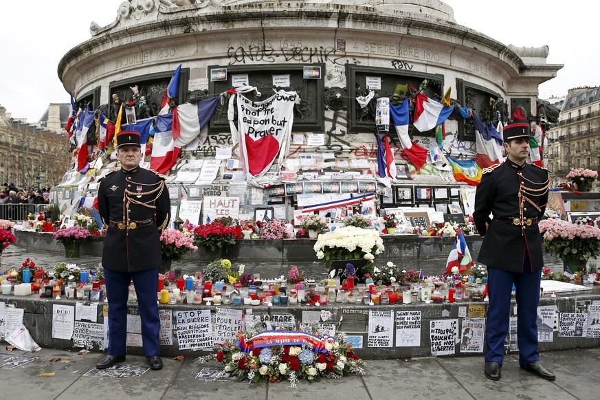 Erst im Januar 2015 waren bei einem Attentat auf das Satiremagazin «Charlie Hebdo» in Paris zwölf Menschen gestorben. Zu dem Anschlag bekannte sich die Terrororganisation Al-Kaida.