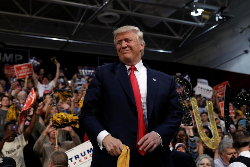 Republican U.S. presidential nominee Donald Trump appears at a campaign rally in Ambridge, Pennsylvania, October 10, 2016. REUTERS/Mike Segar