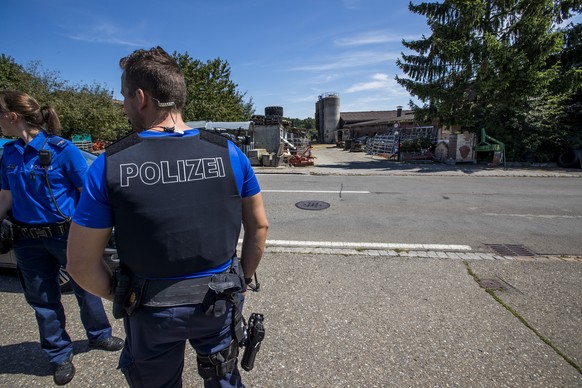 Die Polizei patroulliert vor dem Hof von Ulrich Kesselring, der wegen der Quaelerei von Pferden unter Verdacht steht, am Montag 7. August 2017, in Hefenhofen. (KEYSTONE/Christian Merz)