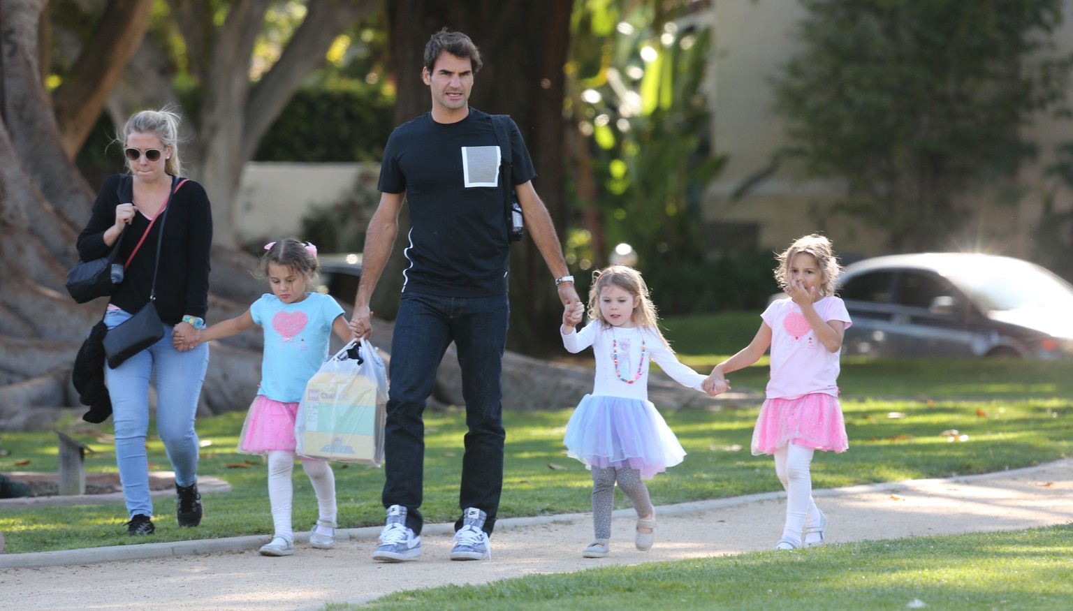 Roger Federers Mädchen sind jetzt im schulpflichtigen Alter und brauchen eine Kindergärtnerin.