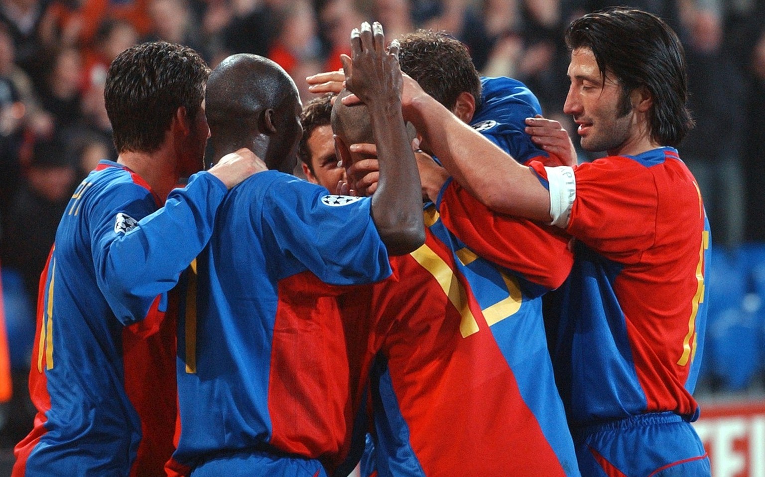Nachrichten Linkding Basel's players congratulate Christian Gimenez, Nr. 13, after he scored the second goal for Basel, Tuesday, March 18, 2003, during the Champions League soccer match between FC Basel and Juventus  ...