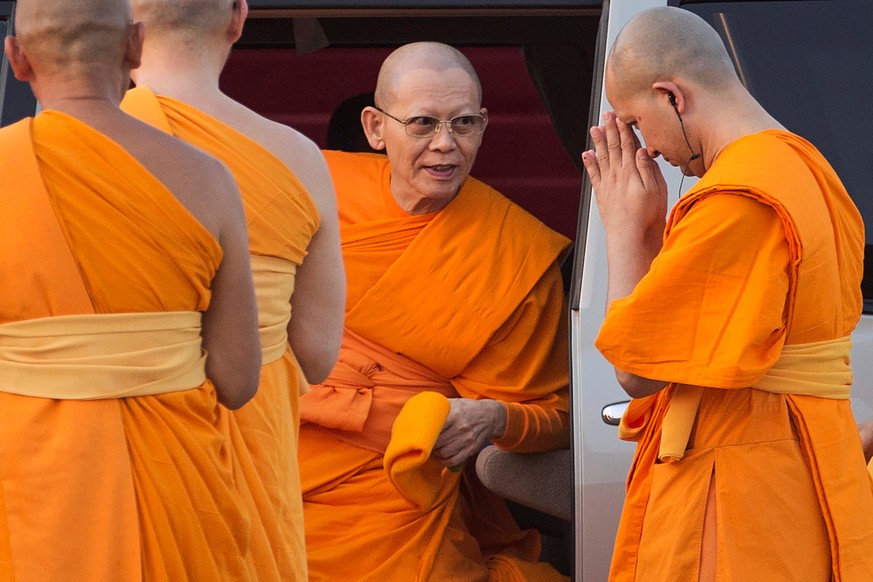 Abbot Phra Dhammachayo (C) arrives for a ceremony at the Wat Phra Dhammakaya temple in Pathum Thani province, north of Bangkok on Makha Bucha Day, March 4, 2015. REUTERS/Damir Sagolj/File Photo