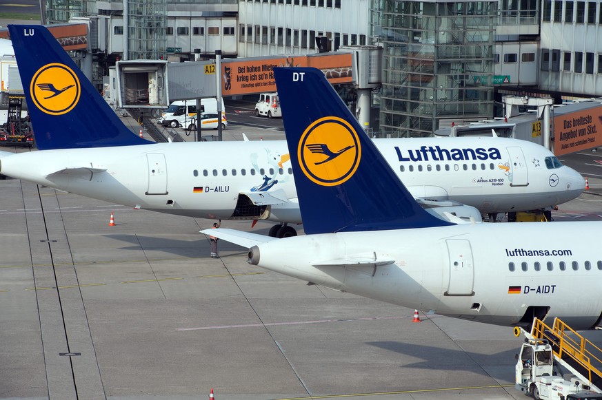 epa04150018 Airbus A319 airplanes of German carrier Lufthansa are grounded at the airport of Duesseldorf, Germany, 01 April 2014. Air travellers in Germany are set to face chaos this week after the co ...