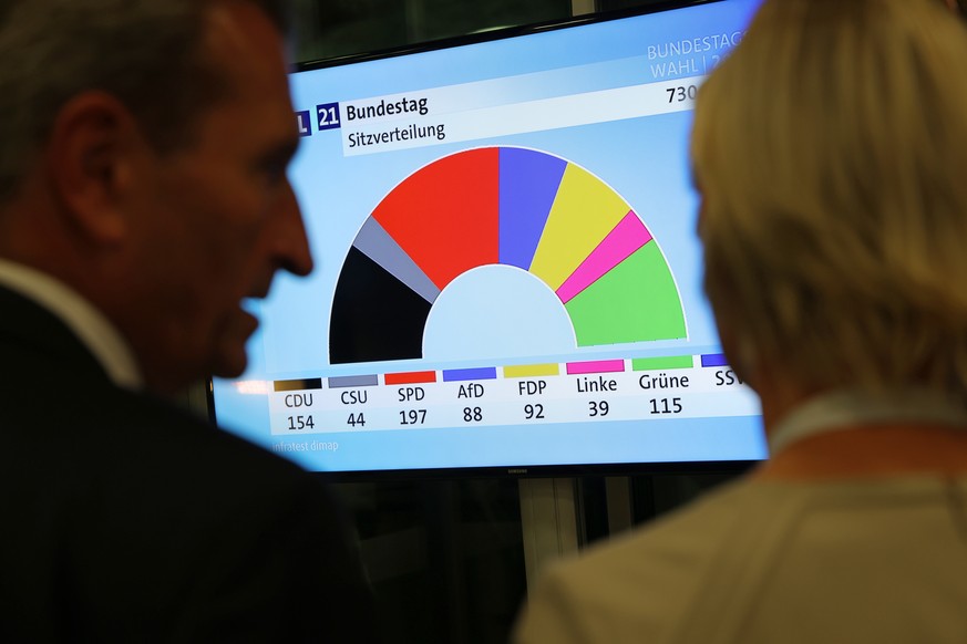 epa09490196 Members of the German Christian Democrats (CDU) react to initial results at CDU headquarters during the Christian Democratic Union (CDU) election event in Berlin, Germany, 26 September 202 ...