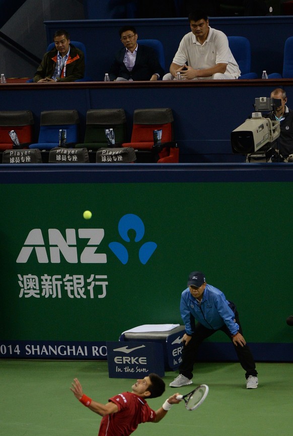 Ming war auch im Stadion mit dabei – und lässt nicht nur Djokovic klein wirken.