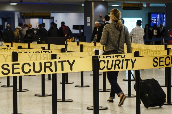 Flughäfen erhören die Sicherheitsvorkehrungen.