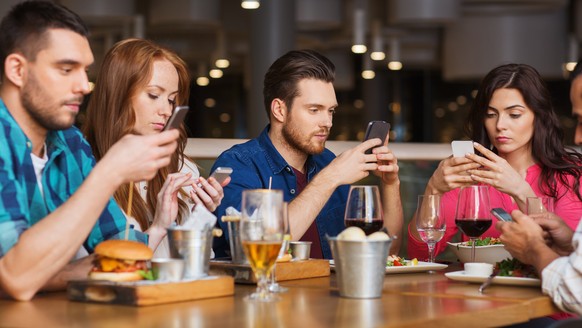 Smartphone beim Essen