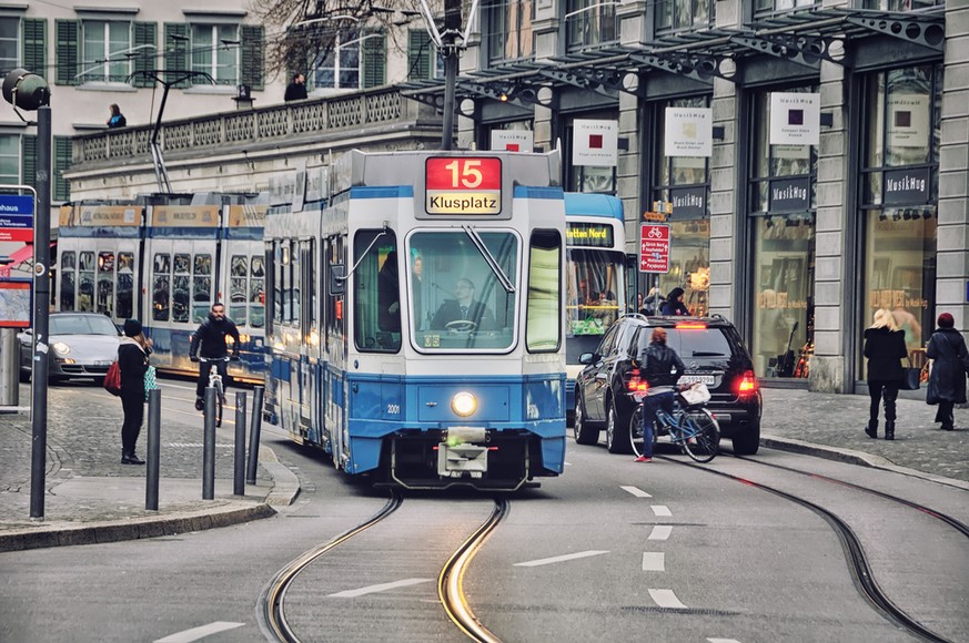 Die Linie 15 am Zürcher Limmatquai: Gehen dem VBZ bald die Trams aus?