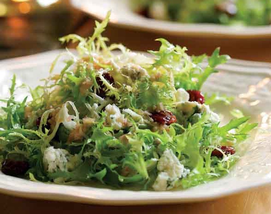 http://www.finecooking.com/recipes/frisee-salad-blue-cheese-dried-cherries-walnut-vinaigrette.aspx frisee salat blauschimmelkäse getrocknete tomaten